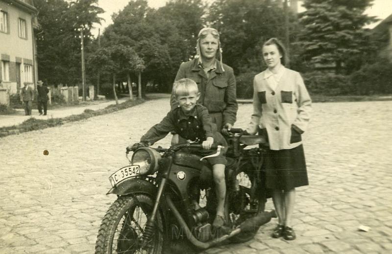 KKE 326.jpg - Ciocia Zuzanny Wojciechowskiej - Stefania Miesojet, mąż Stefani - Robert Miesojet i syn Stefan Miejsojet. Lidzbark Warmiński, 1946 r.